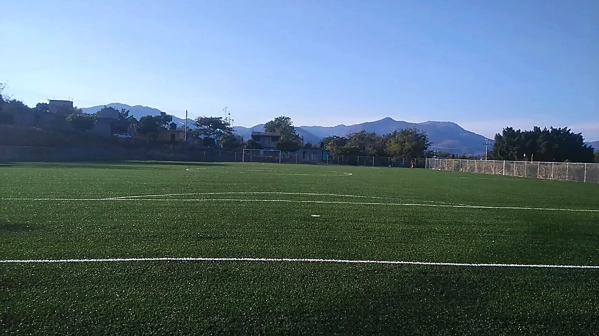 Cancha de fútbol soccer con pasto sintético en Campo deportivo de Peñoles, Apaxtla