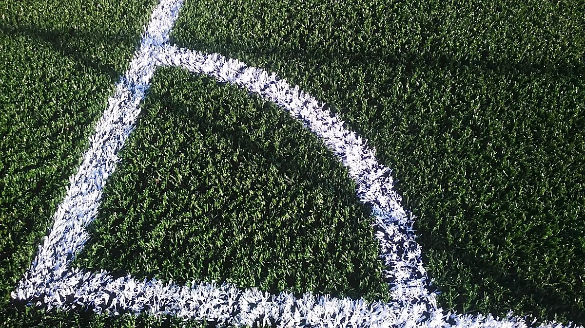 Detalle del pasto sintético de la cancha de fútbol soccer en Apaxtla, Guerrero