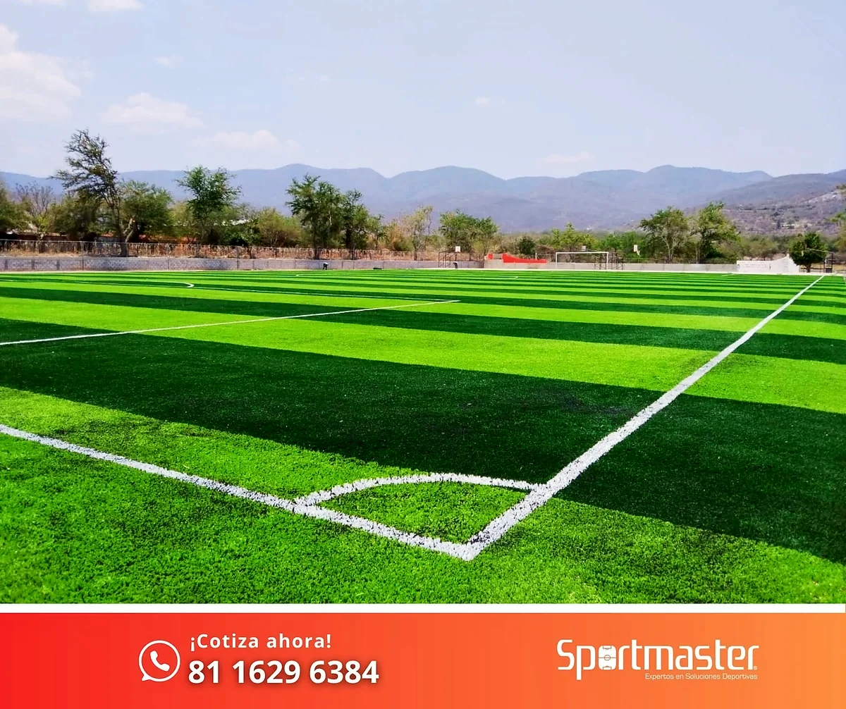 Cancha de fútbol soccer con pasto sintético en Cancha Municipal de Apango, Mártir de Cuilapan, Guerrero: líneas de juego insertadas en el pasto