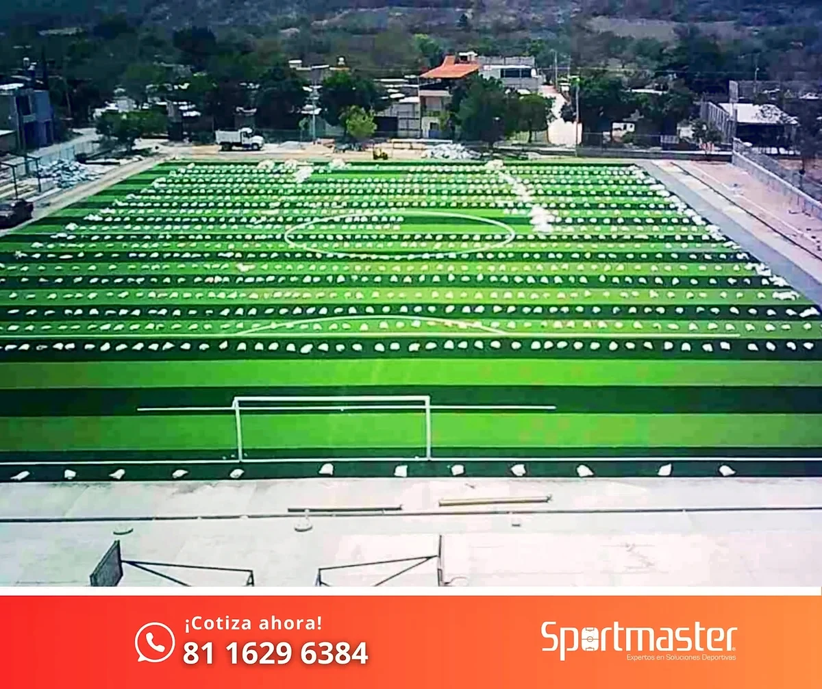 Cancha de fútbol soccer con pasto sintético en Cancha Municipal de Apango, Mártir de Cuilapan, Guerrero: la cancha desde la línea lateral