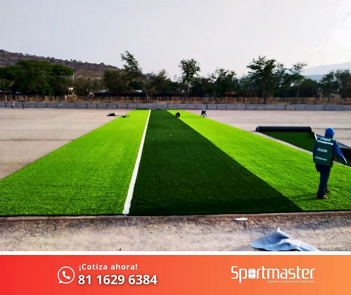 Cancha de fútbol soccer con pasto sintético en Cancha Municipal de Apango, Mártir de Cuilapan, Guerrero: otra vista de la cancha