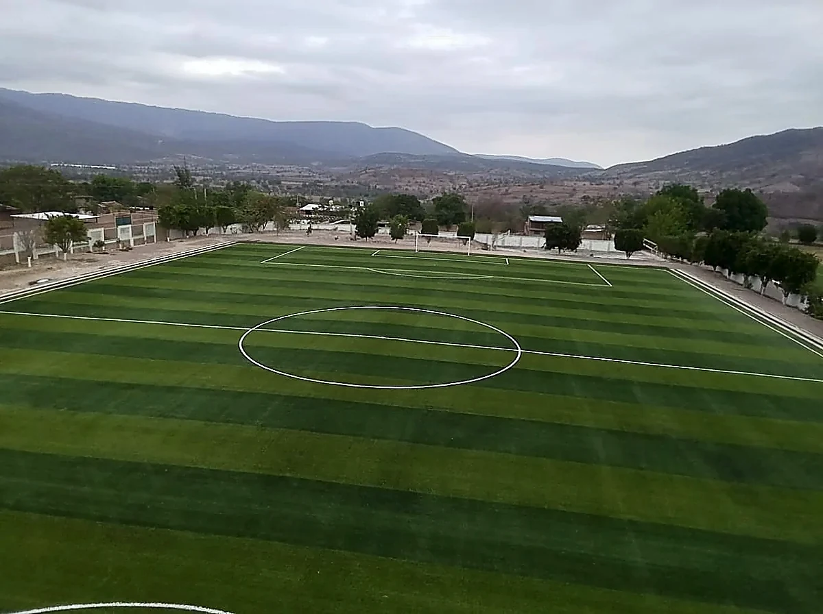 Cancha de fútbol soccer con pasto sintético en Deportivo Linda Vista, Chichihualco, Guerrero: la cancha desde la línea lateral