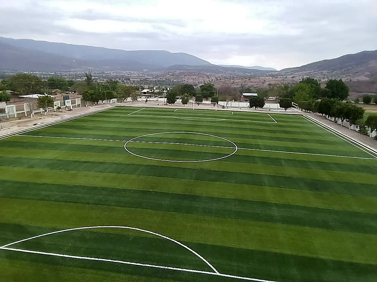 Detalle del pasto sintético de la cancha de fútbol soccer en Chichihualco, Guerrero