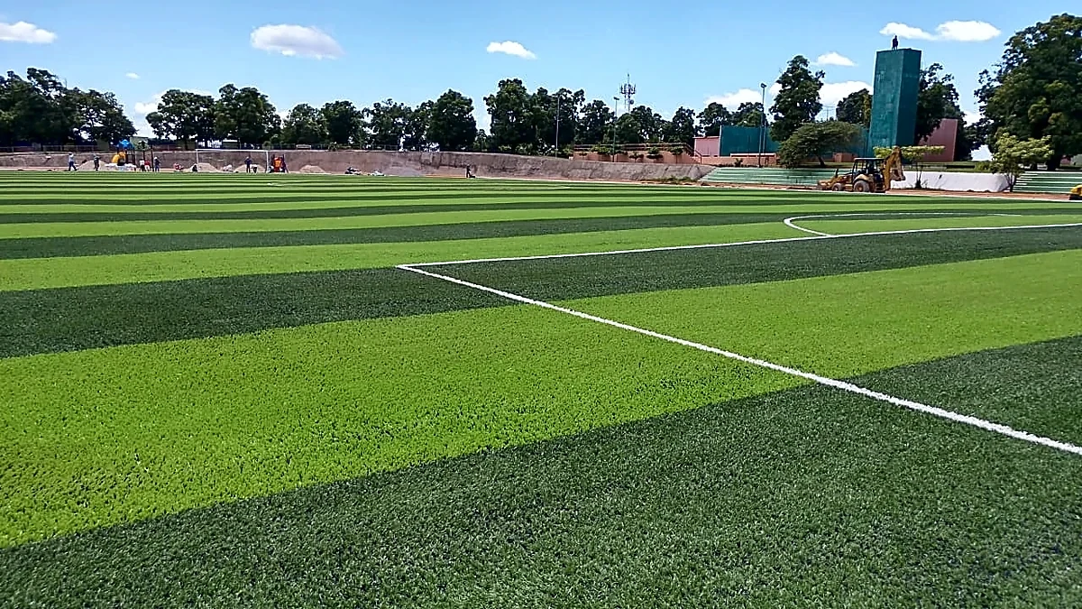Cancha de fútbol soccer con pasto sintético en Unidad Deportiva de Ayutla, Guerrero: la cancha desde la línea lateral