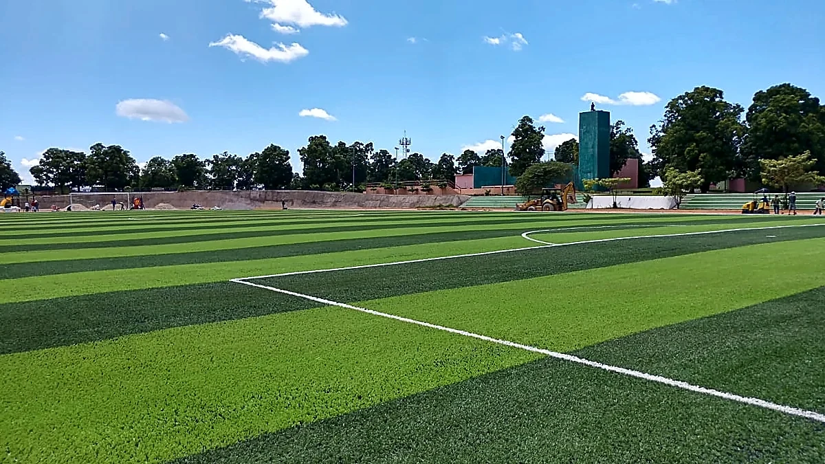 Cancha de fútbol soccer con pasto sintético en Unidad Deportiva de Ayutla, Guerrero: pasto sintético deportivo recién cepillado