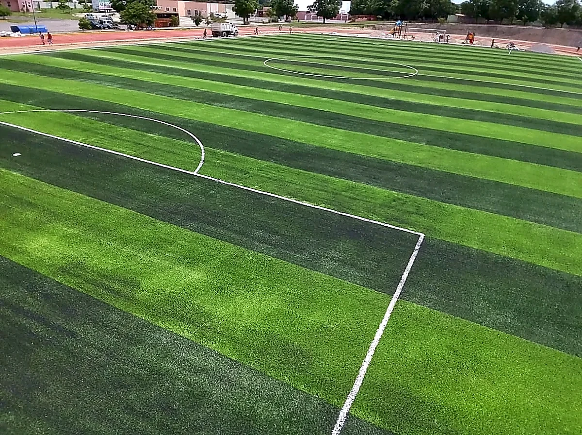 Cancha de fútbol soccer con pasto sintético en Unidad Deportiva de Ayutla, Ayutla de los Libres, Guerrero: otra vista de la cancha