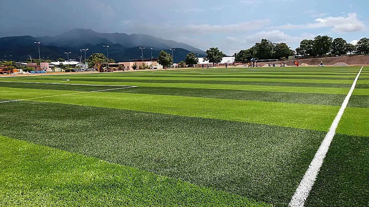 Detalle del pasto sintético de la cancha de fútbol soccer en Ayutla de los Libres, Guerrero
