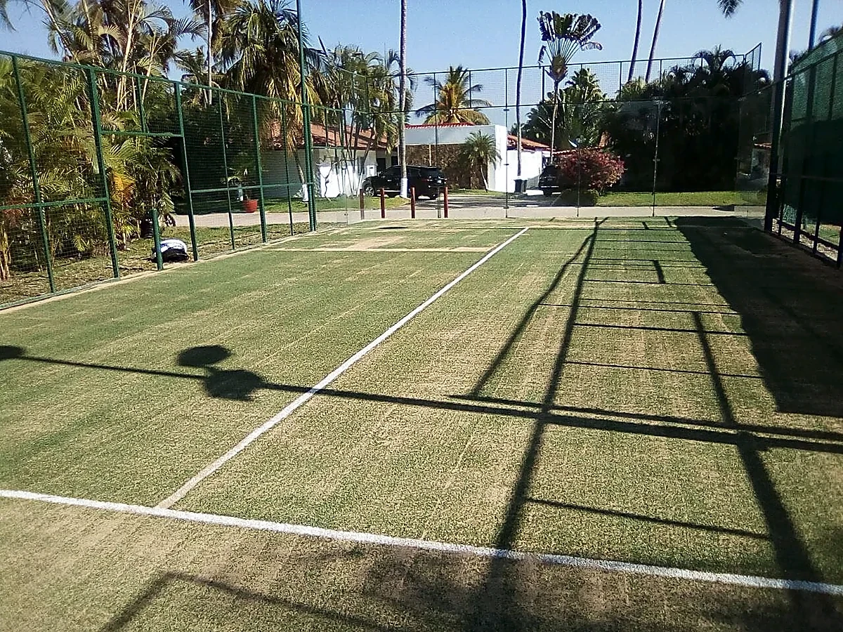 Cancha de pádel con pasto sintético en Hotel de playa, Acapulco, Guerrero: la cancha desde otro ángulo