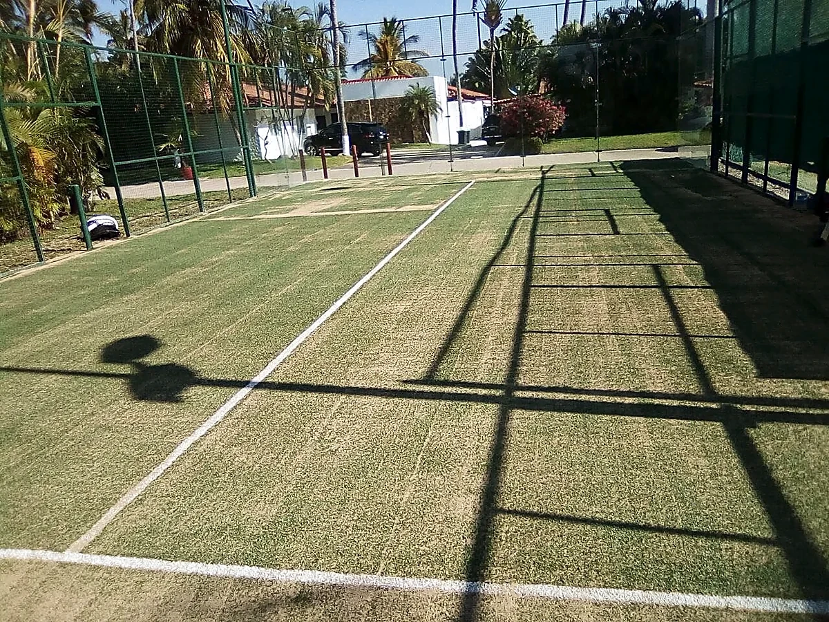 Detalle del pasto sintético de la cancha de pádel en Acapulco, Guerrero