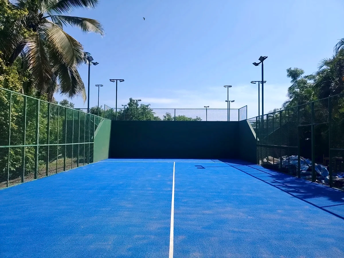 Cancha de pádel con pasto sintético en Zihuatanejo, Guerrero: la cancha desde otro ángulo