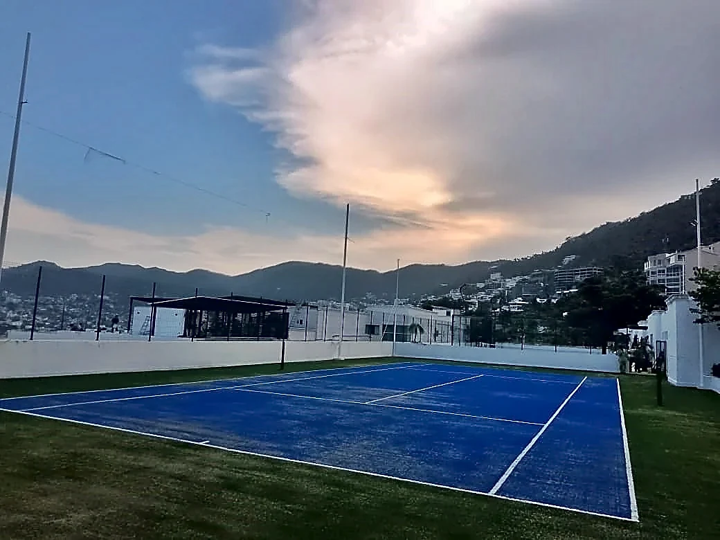 Detalle del pasto sintético de la cancha de tenis en Acapulco, Guerrero