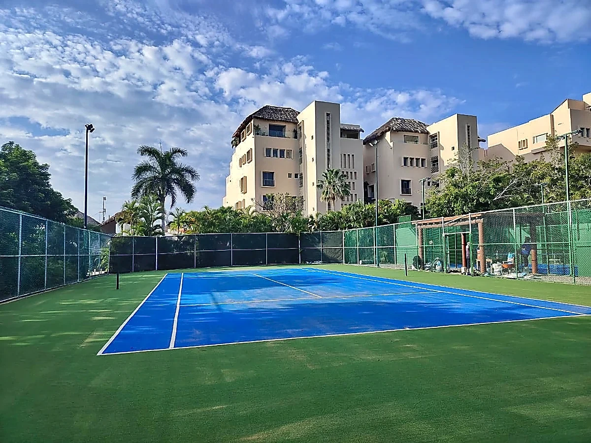 Cancha de tenis con pasto sintético en Zihuatanejo, Guerrero