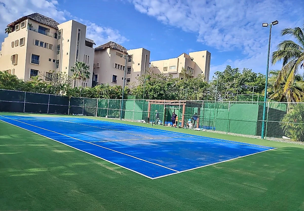 Cancha de tenis con pasto sintético en Zihuatanejo, Guerrero: superficie y líneas de juego