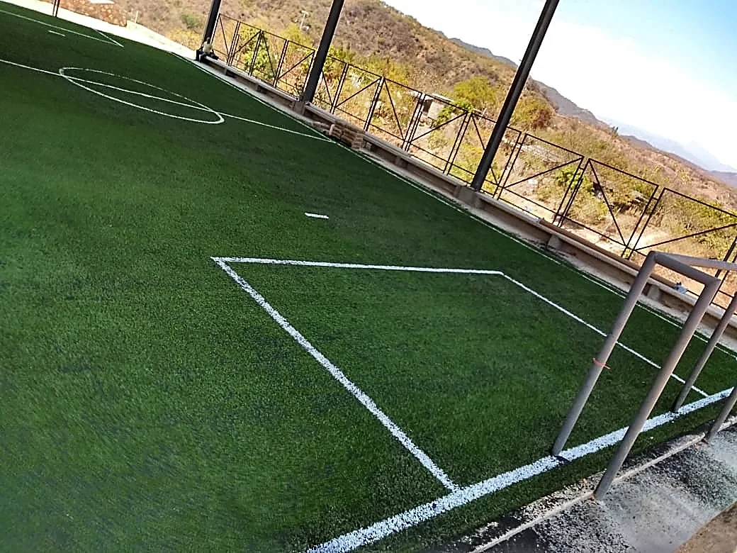 Cancha de fútbol 5 con pasto sintético en una telesecundaria de Acapulco, Guerrero