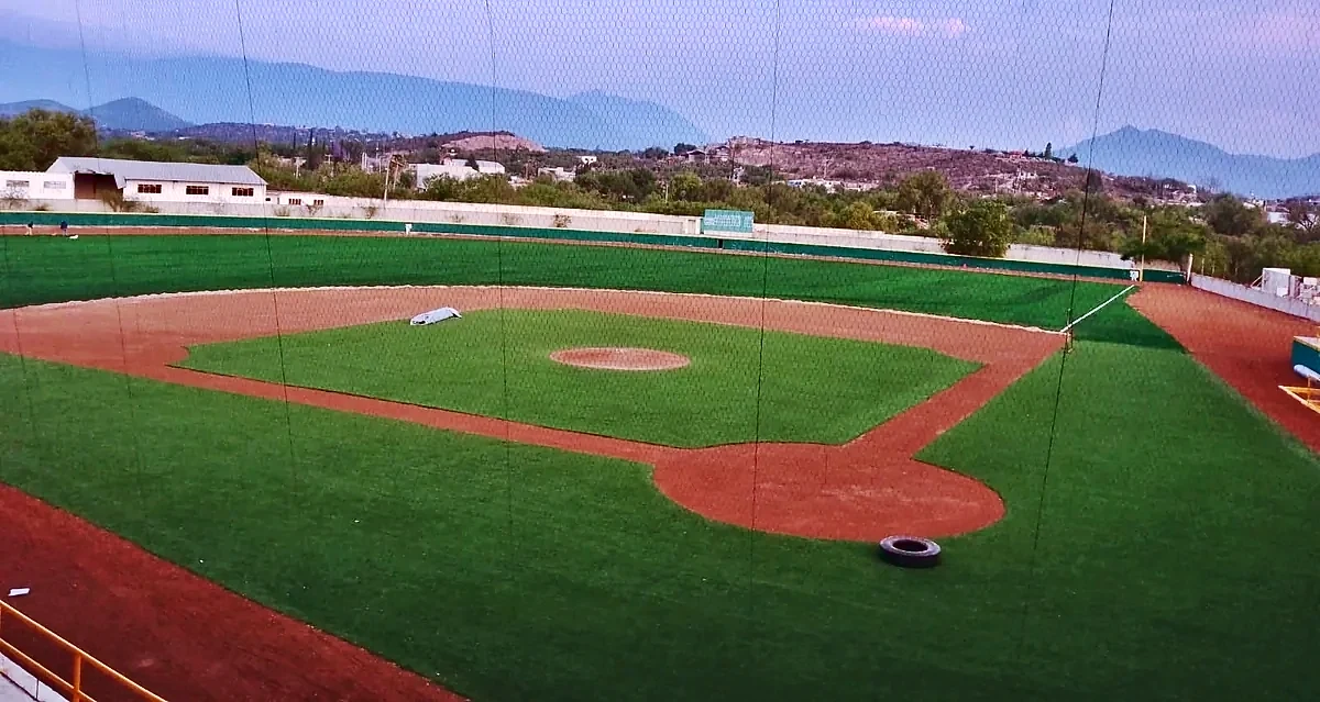 Campo de béisbol con pasto sintético en el Estadio Mineros de Zimapán, Hidalgo