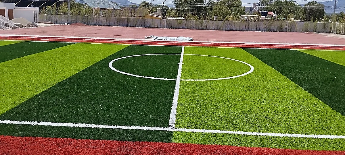 Detalle del pasto sintético de la cancha de fútbol 5 en Actopan, Hidalgo