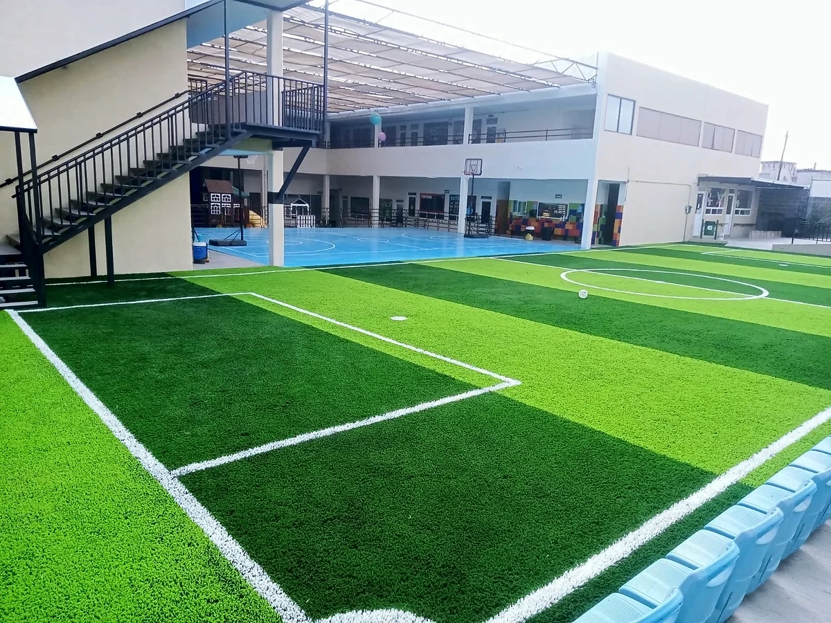 Cancha de fútbol 5 con pasto sintético en Pachuca, Hidalgo: la cancha desde la línea lateral