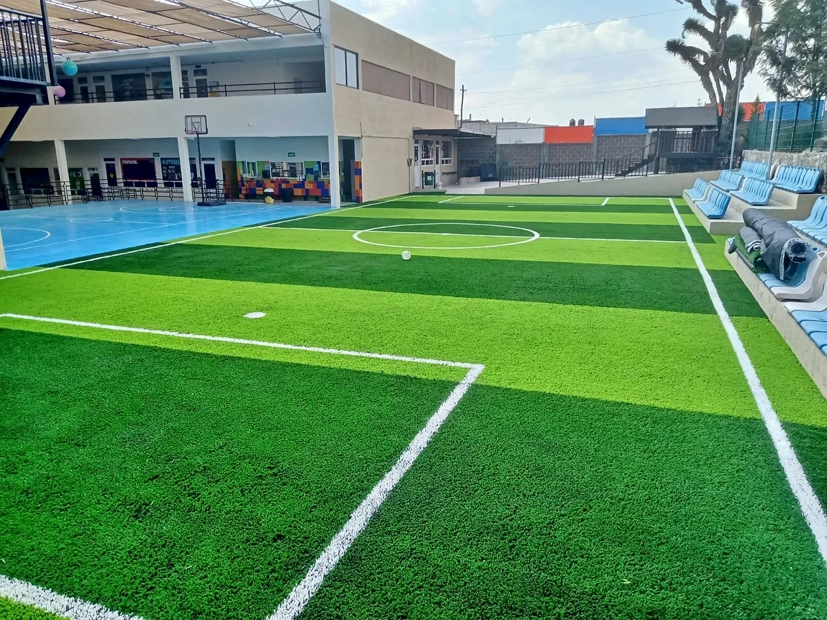 Detalle del pasto sintético de la cancha de fútbol 5 en Pachuca, Hidalgo