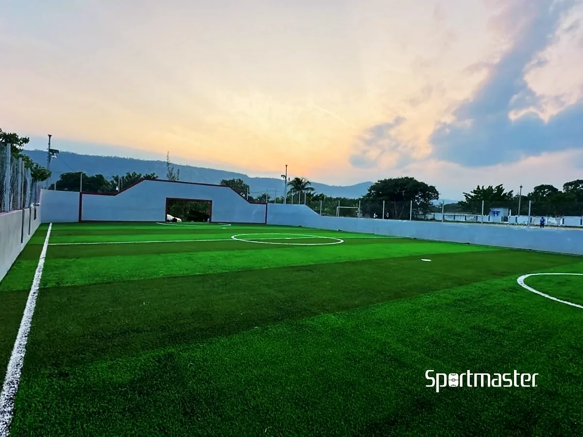 Detalle del pasto sintético de la cancha de fútbol 5 en Actopan, Hidalgo