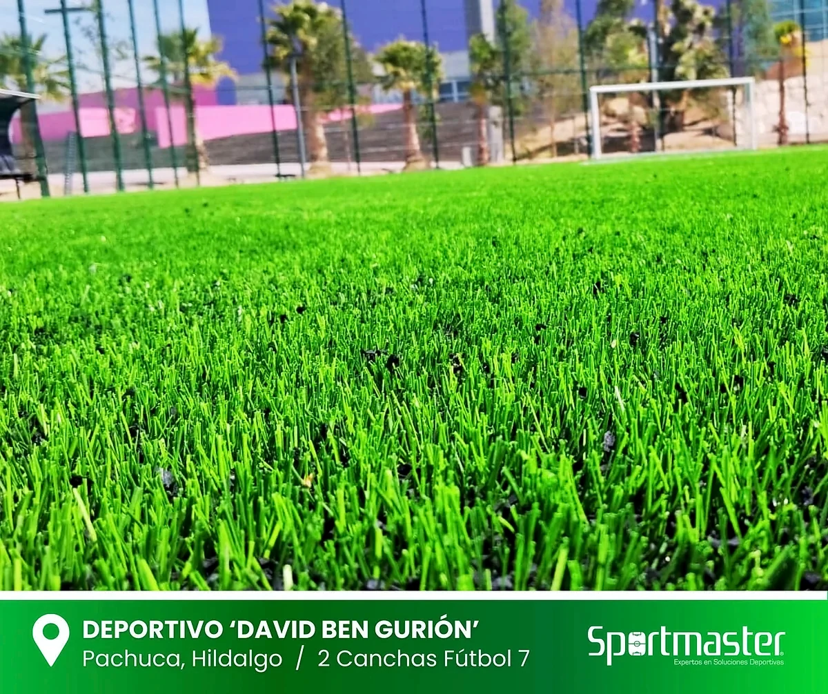 Detalle del pasto sintético de la cancha de fútbol 7 en Pachuca, Hidalgo