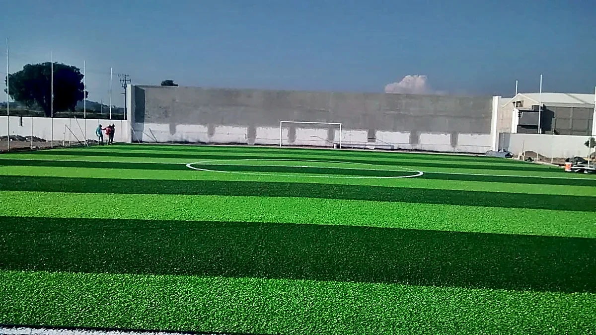 Cancha de fútbol 7 con pasto sintético en Mixquihuala de Juárez, Hidalgo: otra vista de la cancha de fútbol 7