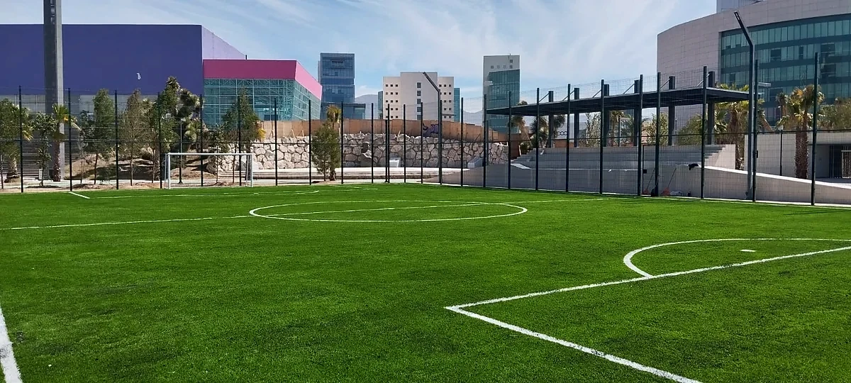 Cancha de fútbol 7 con pasto sintético en Pachuca, Hidalgo: la cancha desde la línea lateral