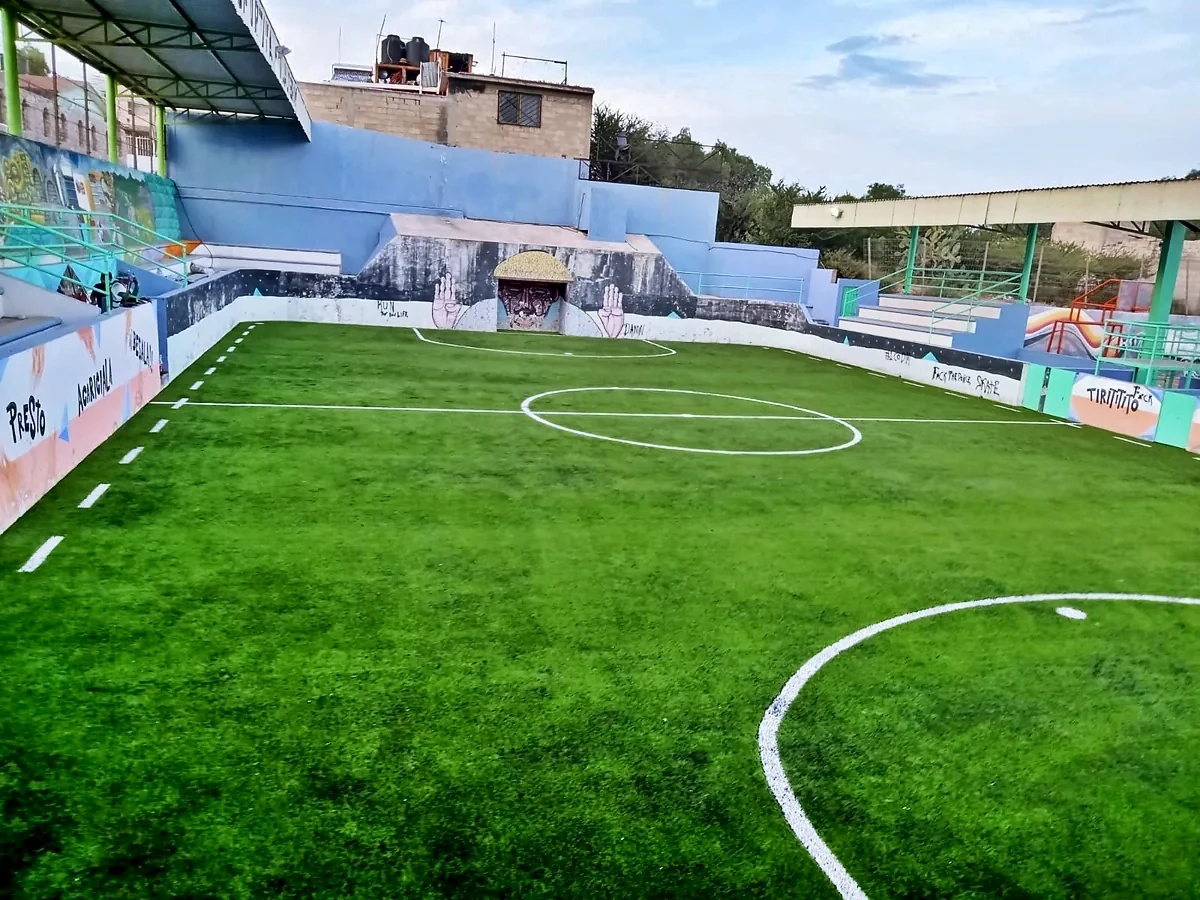 Cancha de fútbol rápido con pasto sintético en Atotonilco de Tula, Hidalgo: la cancha desdel fondo