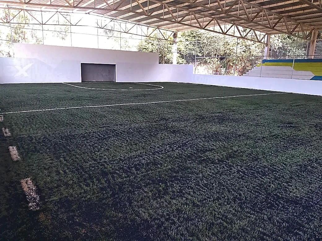 Detalle del pasto sintético de la cancha de fútbol rápido en Acaxochitlán, Hidalgo