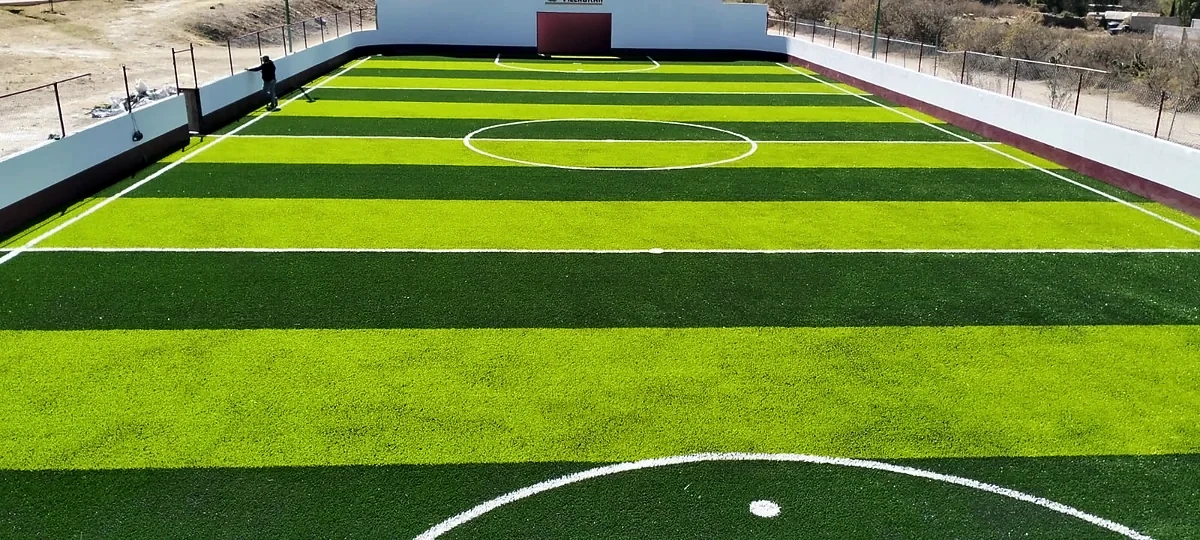 Cancha de fútbol rápido con pasto sintético en Nopala de Villagrán, Hidalgo: líneas de juego insertadas en el pasto