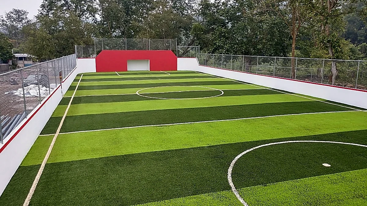 Cancha de fútbol rápido con pasto sintético en Tehuetlán, Hidalgo: otra vista de la cancha