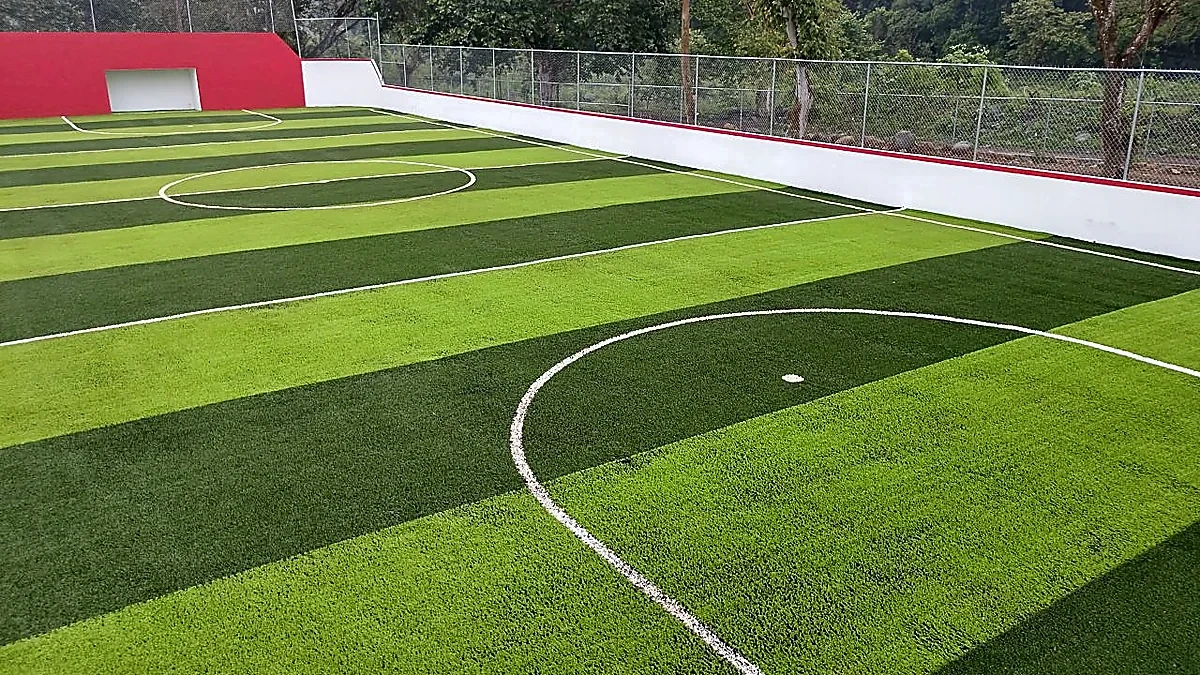 Cancha de fútbol rápido con pasto sintético en Tehuetlán, Hidalgo: la cancha desdel fondo