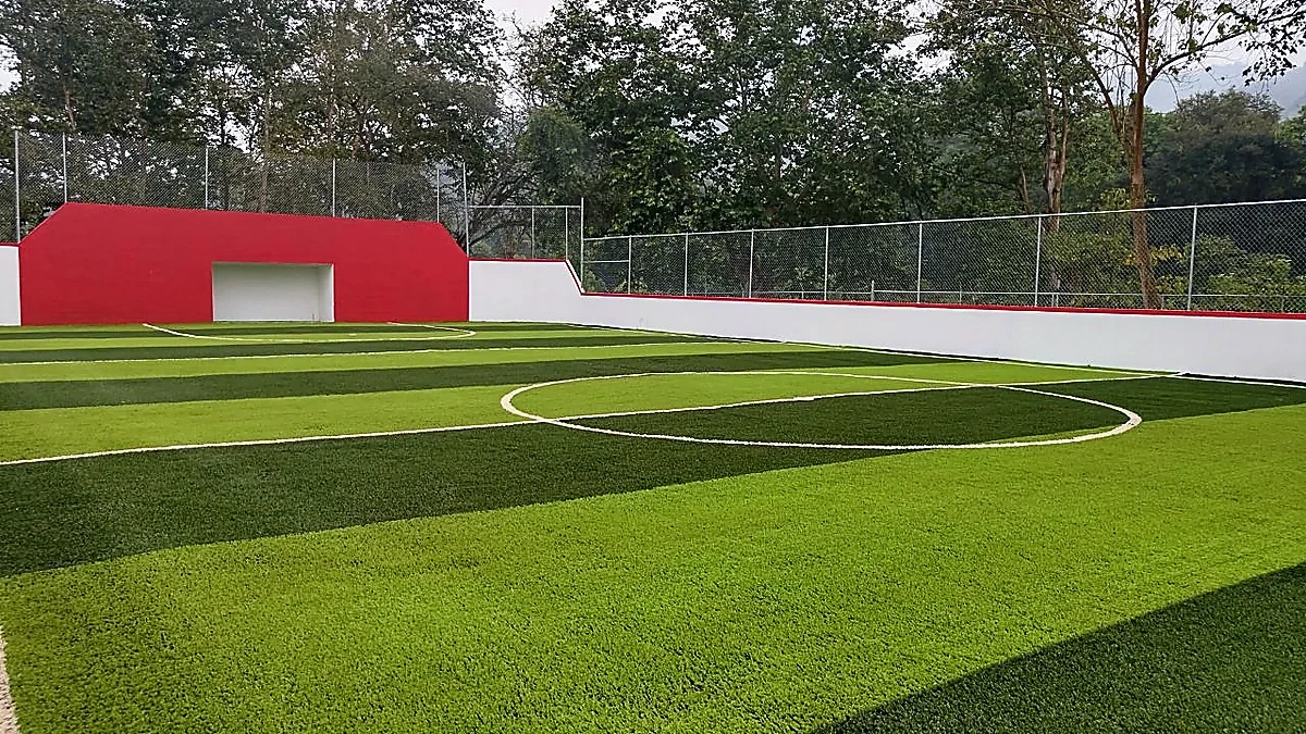 Detalle del pasto sintético de la cancha de fútbol rápido en Tehuetlán, Hidalgo