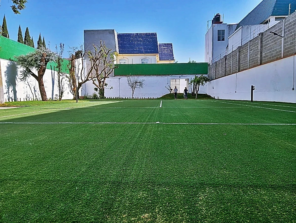 Cancha de tenis con pasto sintético en Tulancingo de Bravo, Hidalgo: la cancha desde otro ángulo