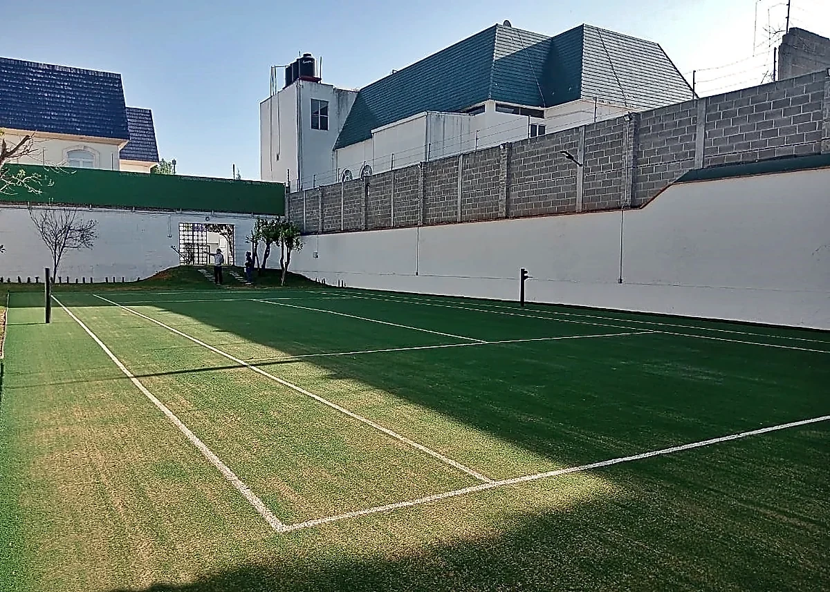 Detalle del pasto sintético de la cancha de tenis en Tulancingo de Bravo, Hidalgo