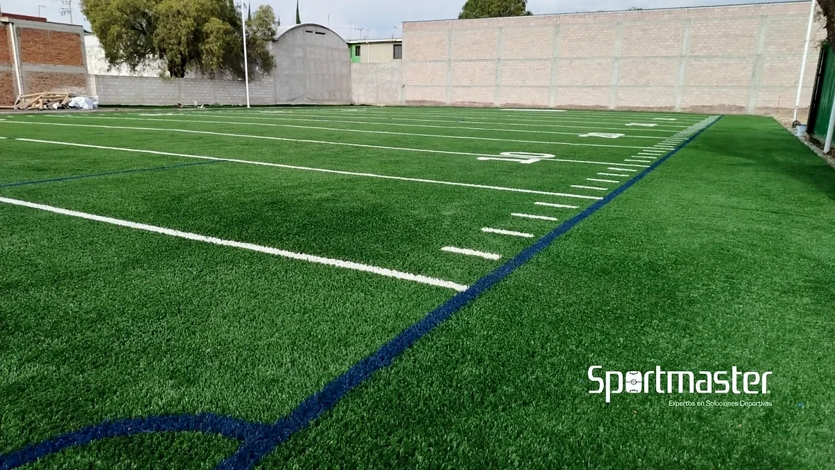 Cancha de tochito con pasto sintético en Deportivo Osodromo, Tizayuca, Hidalgo: yardas y números insertados en el pasto