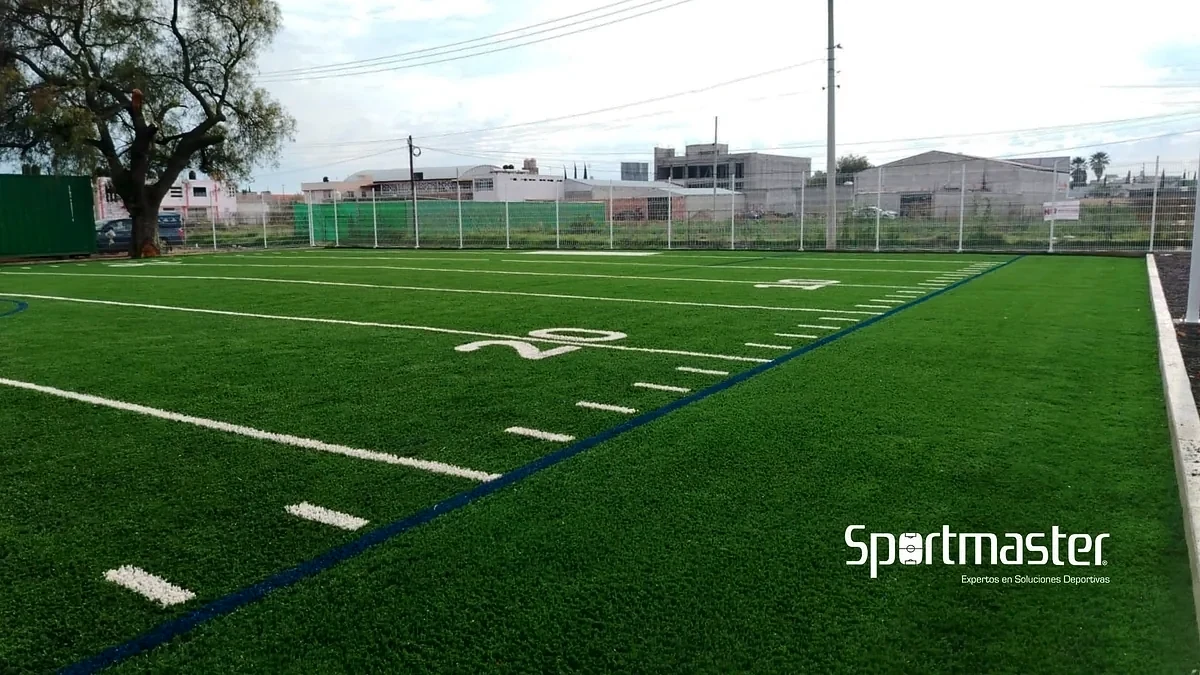 Detalle del pasto sintético de la cancha de tochito en Tizayuca, Hidalgo