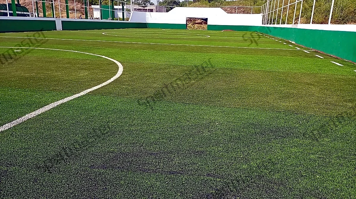 Círculo de medio campo en cancha de fútbol rápido con pasto sintético en Axtla de Terrazas