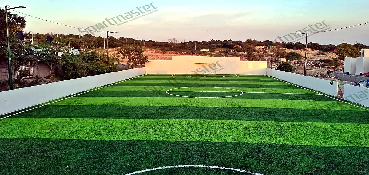 Cancha de fútbol rápido con pasto sintético a franjas en Ciudad Valles, San Luis Potosí, instalada con el mismo pasto deportivo que una cancha de fútbol 7