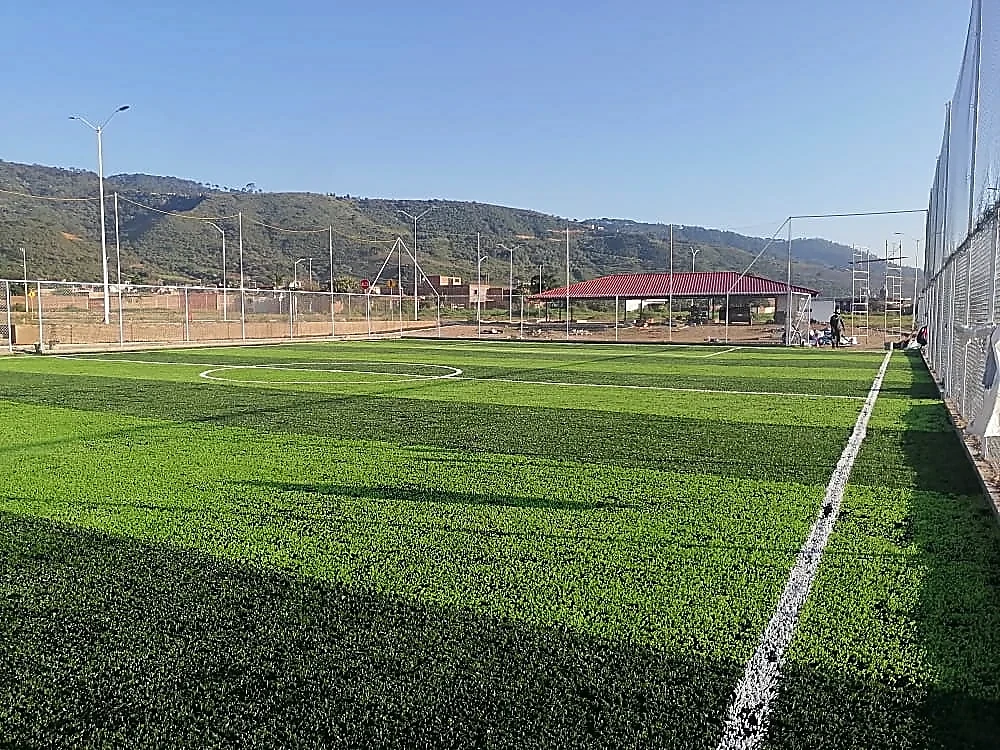 Cancha de fútbol 5 con pasto sintético en Ciudad Guzmán, Jalisco: otra vista de la cancha