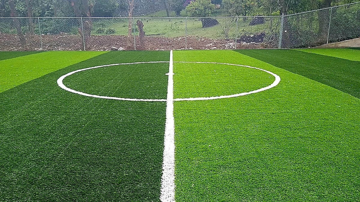 Cancha de fútbol 5 con pasto sintético en Tequila, Jalisco: líneas insertadas en el pasto sintético