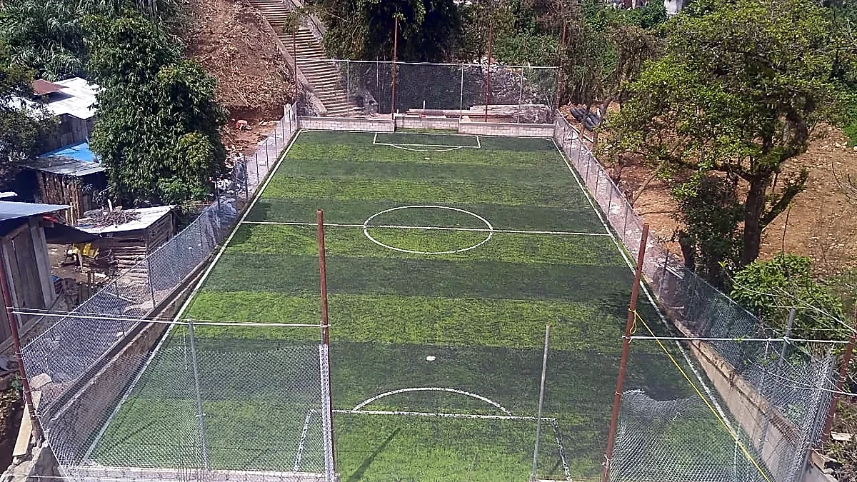 Cancha de fútbol 5 con pasto sintético en Tequila, Jalisco: pasto sintético deportivo recién cepillado