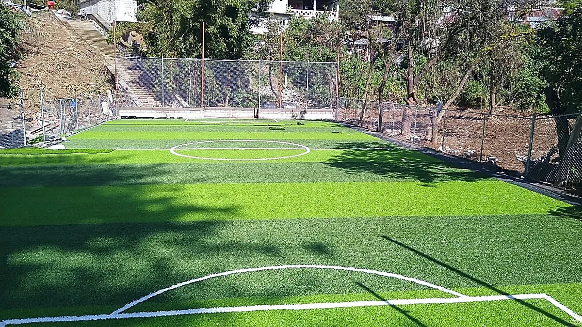 Cancha de fútbol 5 con pasto sintético en Tequila, Jalisco: la cancha desdel fondo