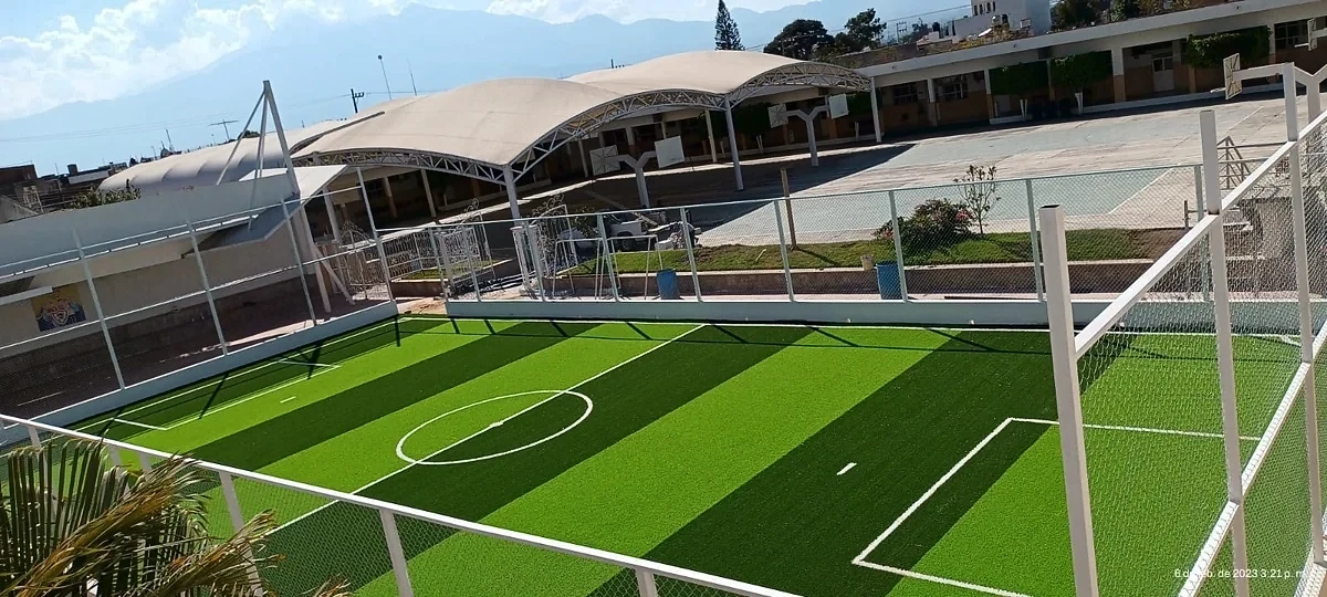 Detalle del pasto sintético de la cancha de fútbol 7 en Ciudad Guzmán, Jalisco