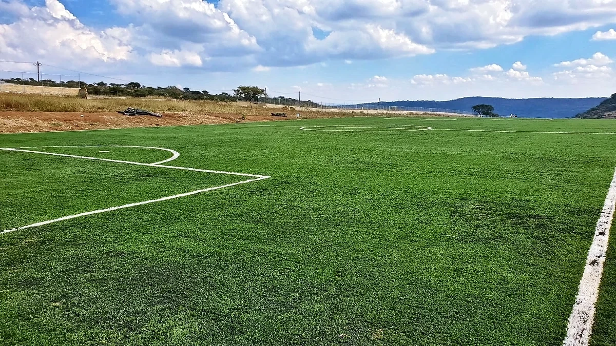 Detalle del pasto sintético de la cancha de fútbol 7 en San José de la Paz, Jalisco