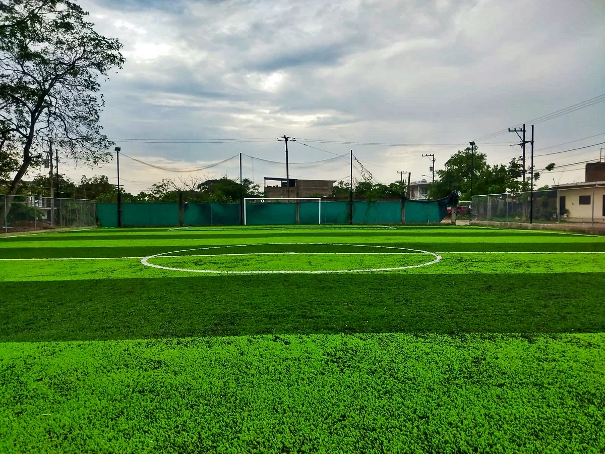 Cancha de fútbol 7 con pasto sintético en Edificio Club Vallarta, Puerto Vallarta, Jalisco: líneas de juego insertadas en el mismo pasto