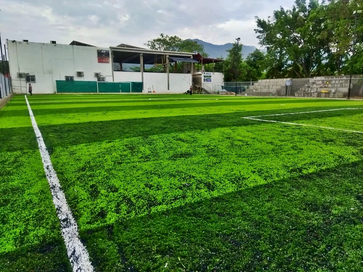 Detalle del pasto sintético de la cancha de fútbol 7 en Puerto Vallarta, Jalisco