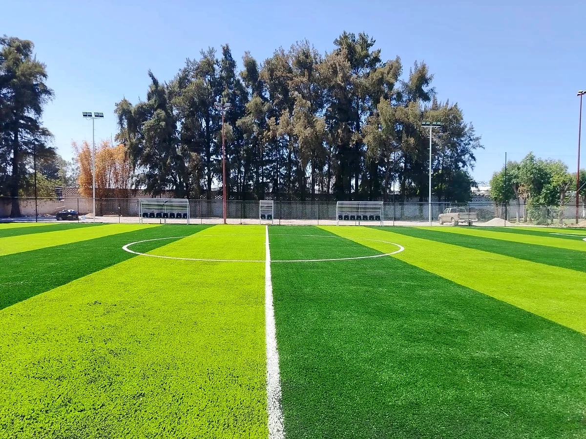 Cancha de fútbol 7 con pasto sintético en Zapopan, Jalisco: la cancha desde la línea lateral