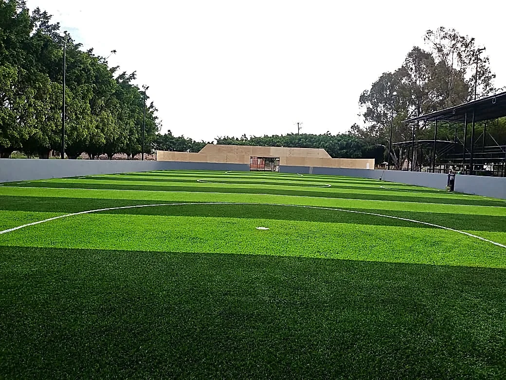 Cancha de fútbol rápido con pasto sintético en Unidad Deportiva Tizapán