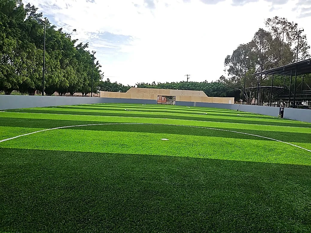 Cancha de fútbol rápido con pasto sintético en Unidad Deportiva Tizapán, Jalisco: la cancha desde la línea lateral