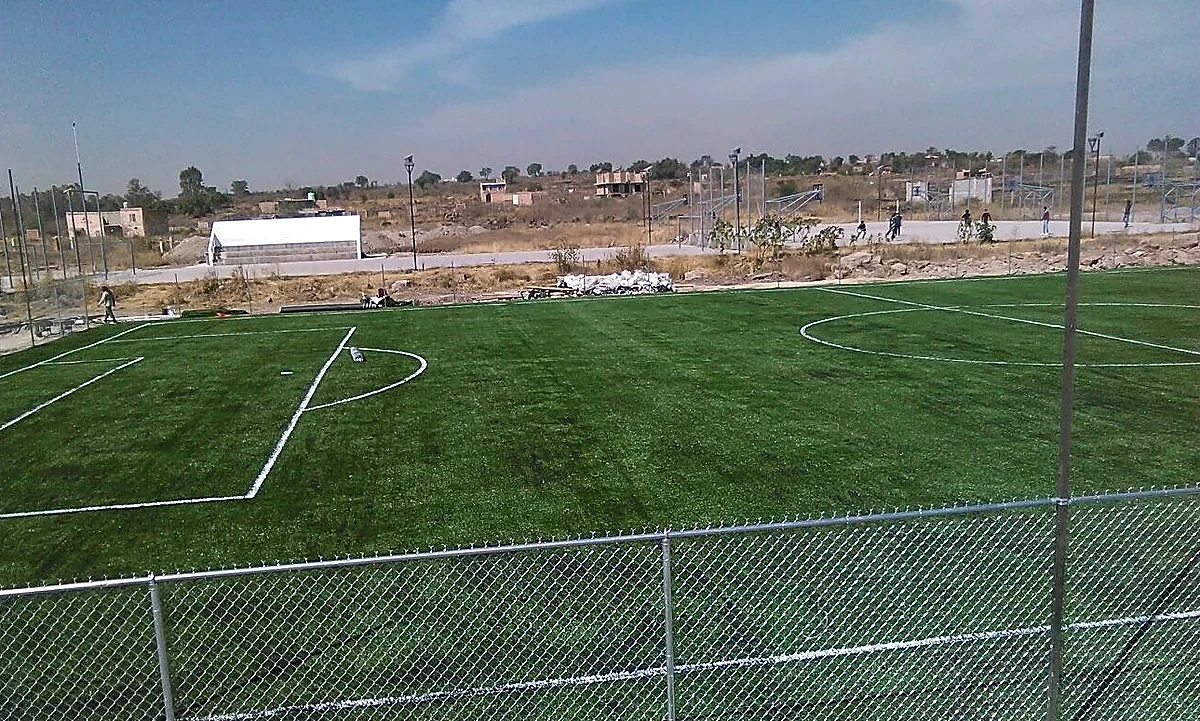 Detalle del pasto sintético de la cancha de fútbol soccer en Tonalá, Jalisco